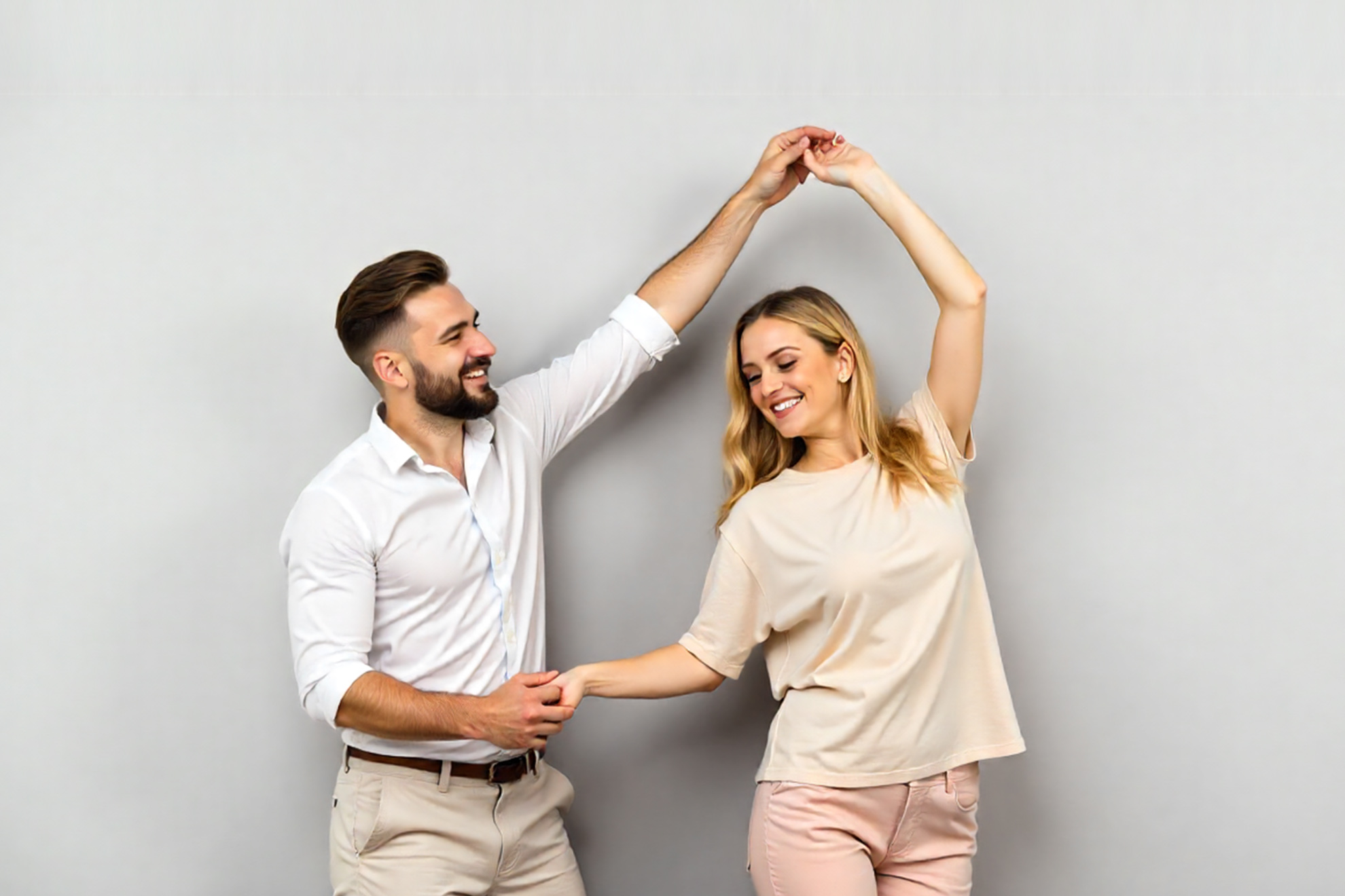 Tanzendes Paar bei denen die Dame unter einem Arm des Herrn hindurchdreht.